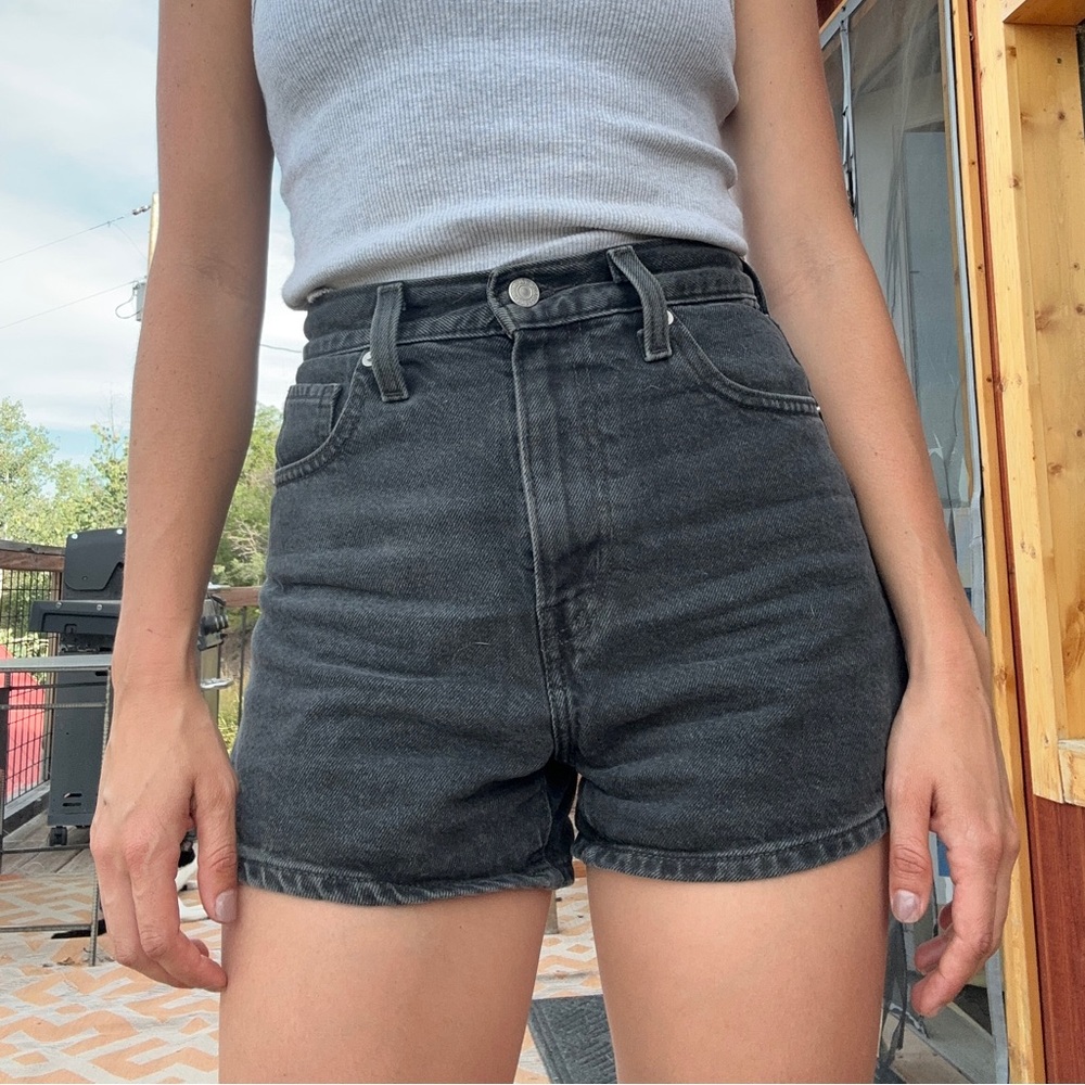 Levi women’s high waisted mom jean shorts - black (size 25)